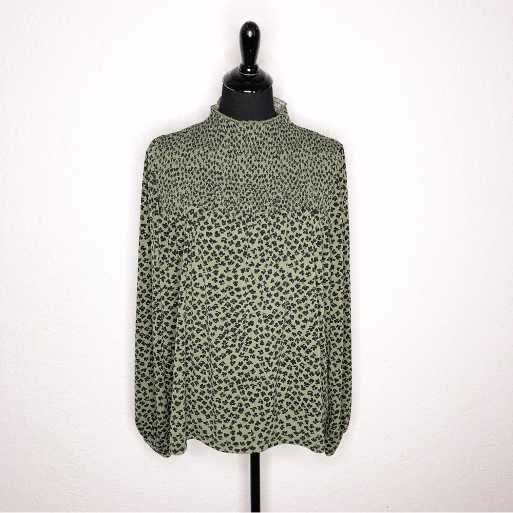 Ann‎ Taylor army green black leaf print smocked top size Extra Large XL